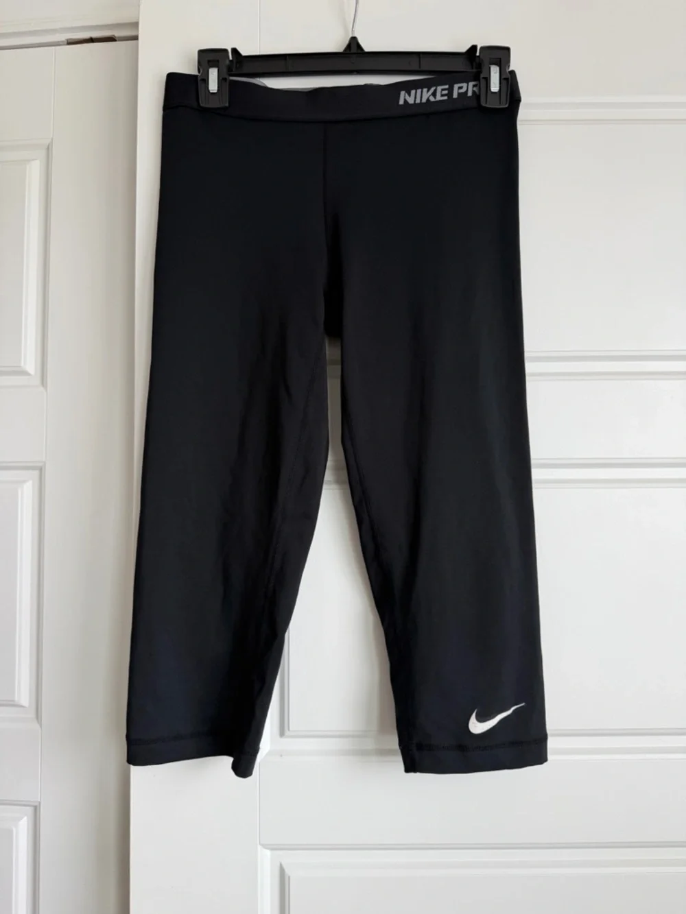 070 - Nike Pro Black Capri Leggings with White Swoosh Sz M - Picture 1 of 3